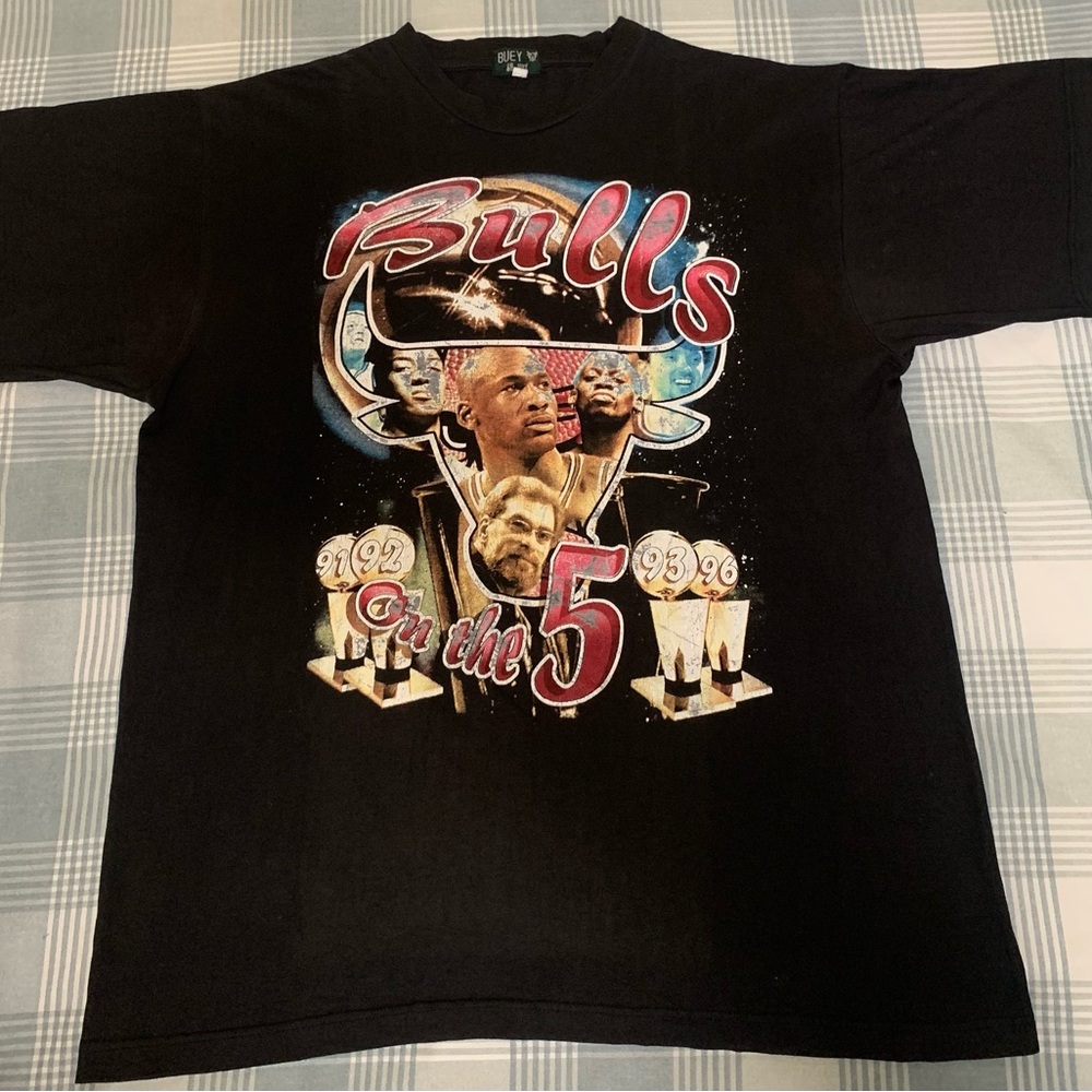 Vintage Bulls Graphic T-Shirt